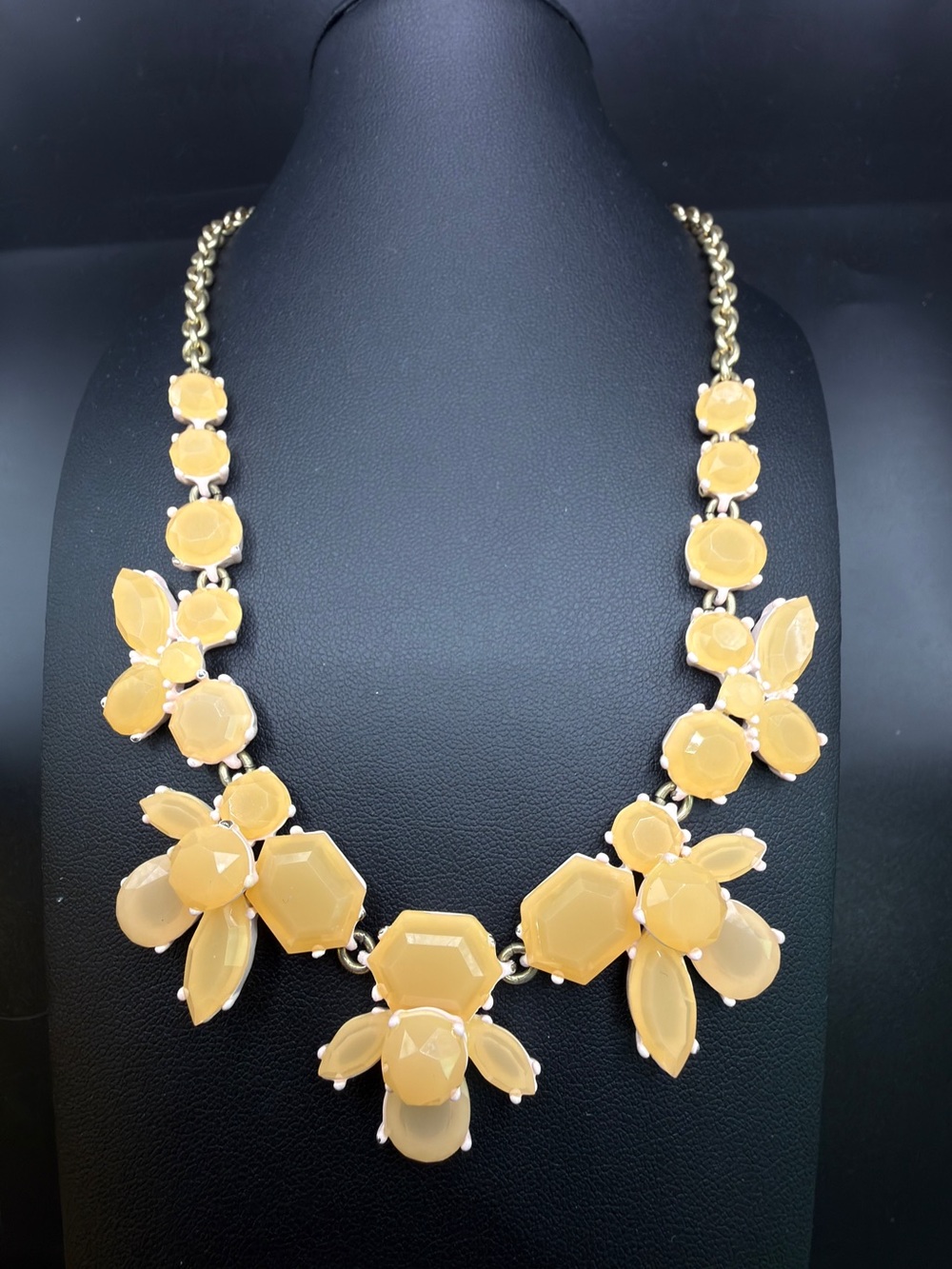 J CREW LIGHT PEACH STATEMENT NECKLACE FLORAL SHAPED CRYSTAL CLUSTERS 16”